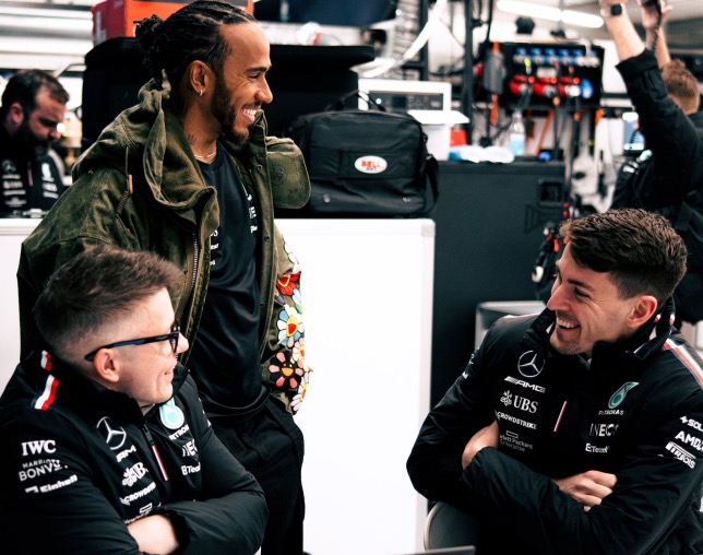 Льюис Хэмилтон и инженеры Mercedes, фото пресс-службы команды