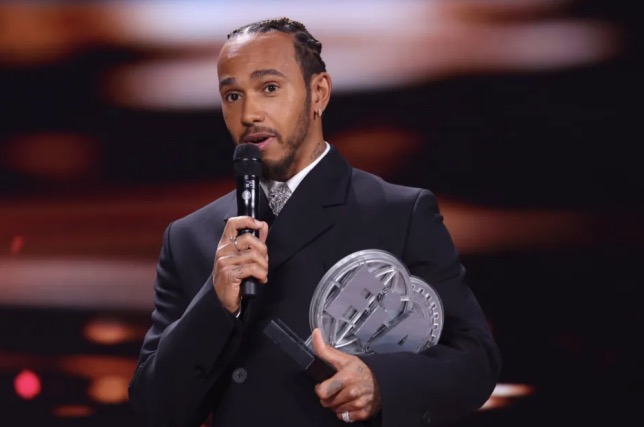 Льюис Хэмилтон со своим трофеем на гала-церемонии FIA в Баку, фото FIA