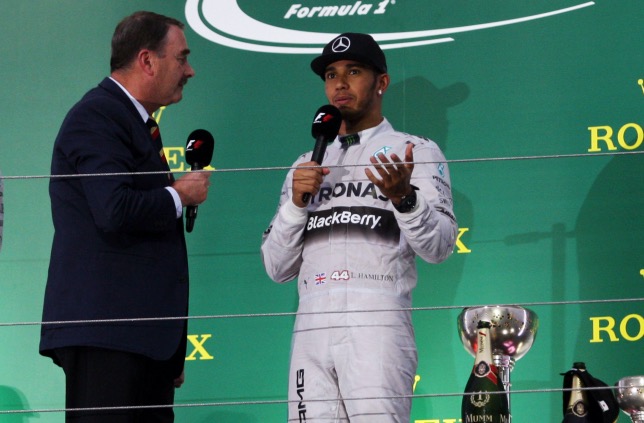 Найджел Мэнселл берёт интервью у Льюиса Хэмилтона на подиуме в Сузуке, 2014 год, фото XPB