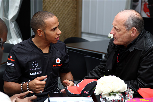 Льюис Хэмилтон и Рон Деннис в 2011-м