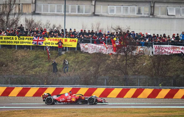 Льюис Хэмилтон за рулём Ferrari SF-23 на первых тестах во Фьорано, фото пресс-службы Ferrari