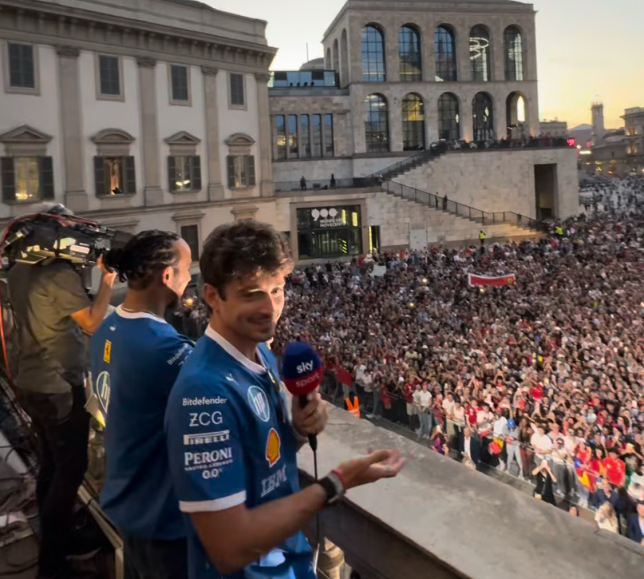 Гонщики Ferrari на встрече с болельщиками в Милане, фото из социальных сетей