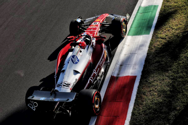 Шарль Леклер за рулём Ferrari SF-25 на трассе в Монце, фото XPB