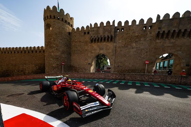 Льюис Хэмилтон за рулём SF-25 на трассе в Баку, фото пресс-службы Ferrari