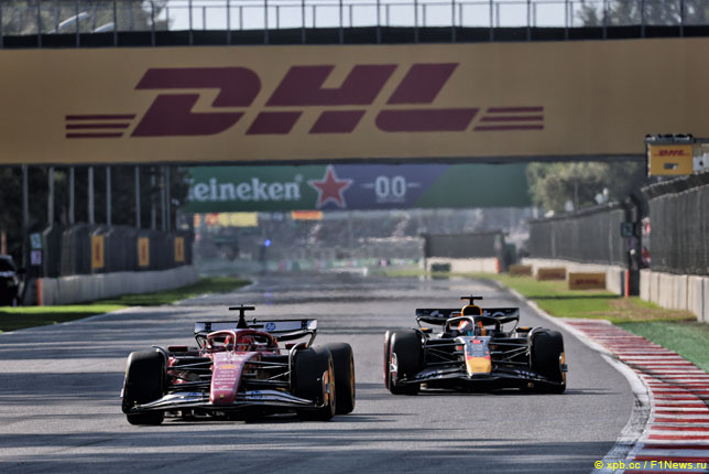 Шарль Леклер обороняет вторую позицию от Макса Ферстаппена