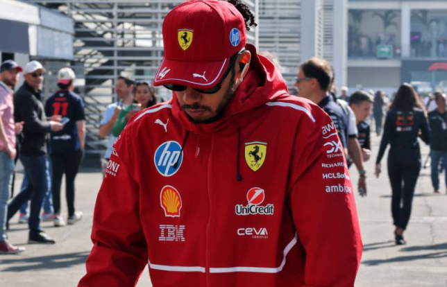 Льюис Хэмилтон в паддоке автодрома в Мехико, фото XPB