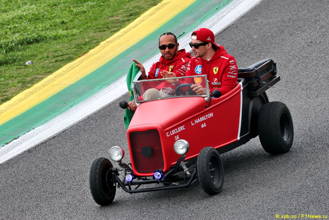 Льюис Хэмилтон и Шарль Леклер на параде пилотов в Сан-Паулу