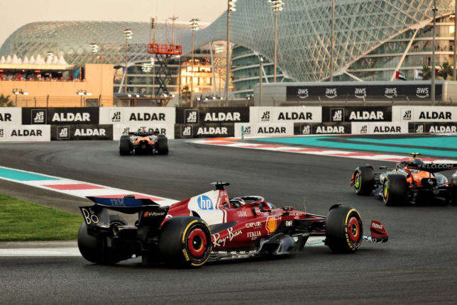 На протяжении значительной части дистанции Гран При Абу-Даби Шарль Леклер не оставал от Ландо Норриса, фото XPB