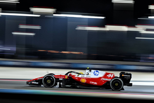 Льюис Хэмилтон за рулём SF-26 на трассе в Бахрейне, фото XPB