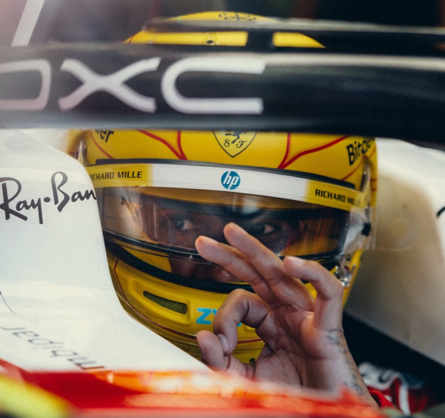 Льюис Хэмилтон в кокпите SF-26, и этот его жест означает, что он очень доволен, фото из социальных сетей