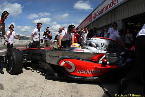 Льюис Хэмилтон на тестах в Сильверстоуне