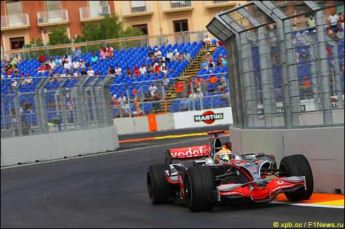 Льюис Хэмилтон на трассе в Валенсии