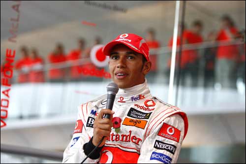 Льюис Хэмилтон на церемонии в Уокинге