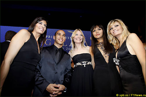 Льюис Хэмилтон в кругу друзей на церемонии вручения наград FIA