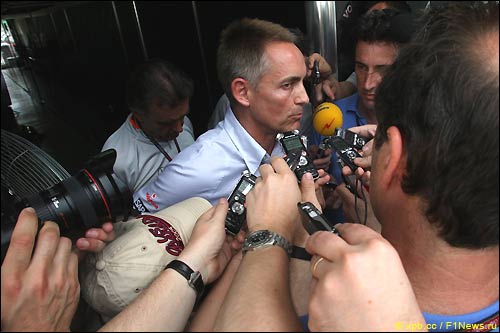 Гран При Малайзии. Мартин Уитмарш в окружении репортёров