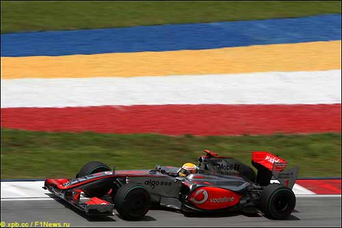 Льюис Хэмилтон во время квалификации в Сепанге