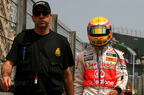 Льюис Хэмилтон возвращается в боксы после аварии в повороте Mirabeau