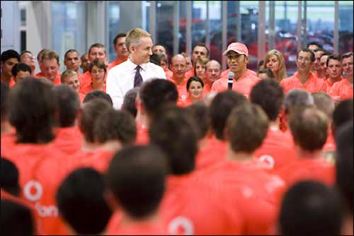 Льюис Хэмилтон выступает перед командой в Уокинге