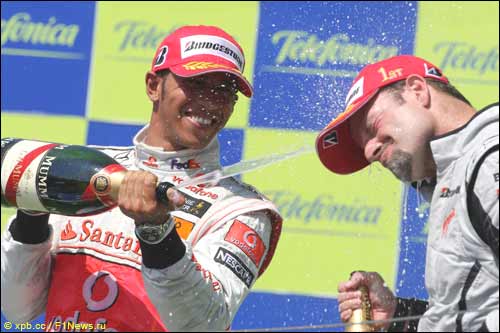 Льюис Хэмилтон и Рубенс Баррикелло на подиуме Гран При европы