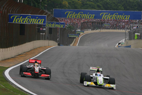 Гран При Бразилии. Автодром Интерлагос. Льюис Хэмилтон (слева) ведет борьбу с Рубенсом Баррикелло