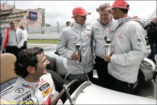 Педро де ла Роса за рулем исторического Mercedes, Нюрбургринг, 2009 г.