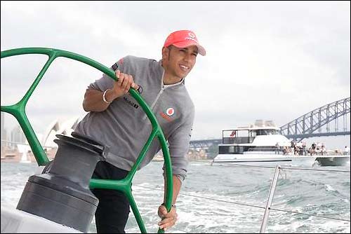 Льюис Хэмилтон на яхте в Сиднее