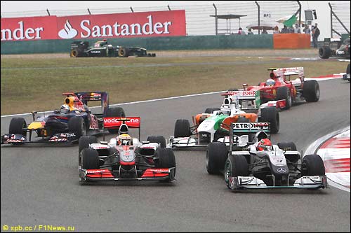 Льюис Хэмилтон ведёт борьбу с Михаэлем Шумахером