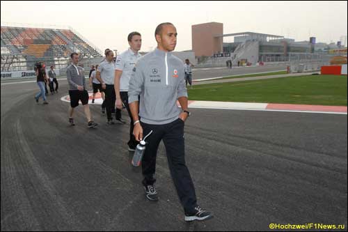 Льюис Хэмилтон совершает пешую прогулку по трассе в Йонаме