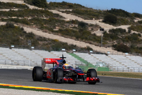 Льюис Хэмилтон за рулем прошлогодней MP4-25