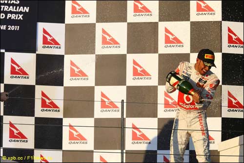 Льюис Хэмилтон на подиуме Гран При Австралии