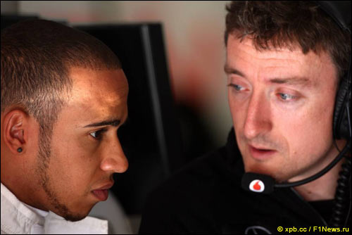 Льюис Хэмилтон и инженер McLaren