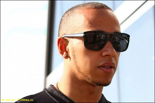 Льюис Хэмилтон в паддоке Гран При Европы