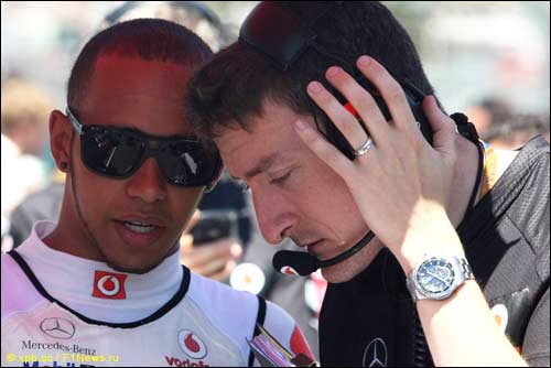 Льюис Хэмилтон и инженер McLaren