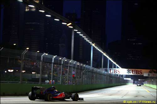 Льюис Хэмилтон на трассе в Сингапуре