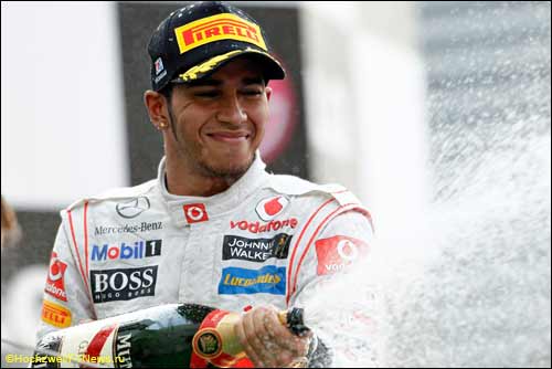 Льюис Хэмилтон на подиуме Гран При Кореи