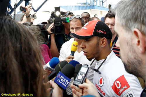 Льюис Хэмилтон в паддоке Гран При Бразилии