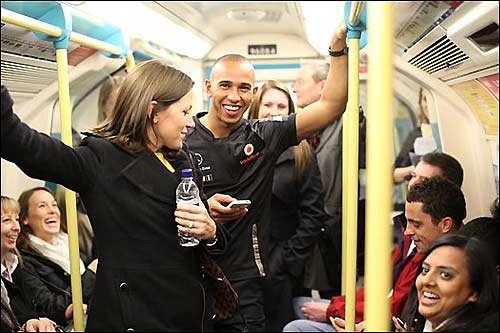 Льюис Хэмилтон прокатился в лондонском метро