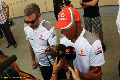 Льюис Хэмилтон в паддоке Гран При Бахрейна