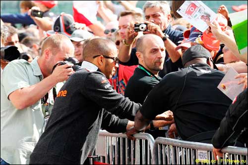 Льюис Хэмилтон раздаёт автографы