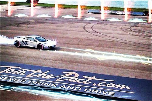 Льюис Хэмилтон за рулем McLaren МР4-12С в Сингапуре