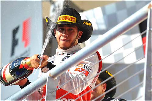 Льюис Хэмилтон на подиуме Гран При США