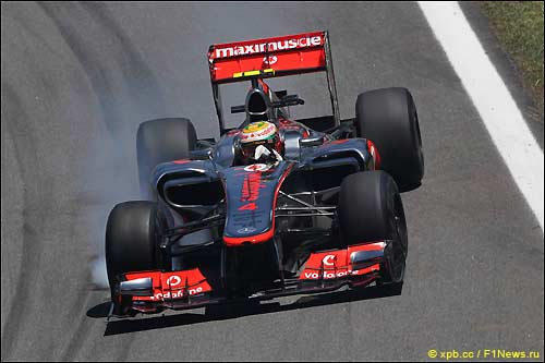 Льюис Хэмилтон на тренировках в Сан-Паулу