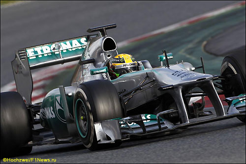 Льюис Хэмилтон за рулем Mercedes W04 на тестах в Барселоне