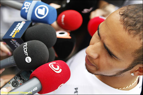 Льюис Хэмилтон общается с прессой в паддоке Сепанга