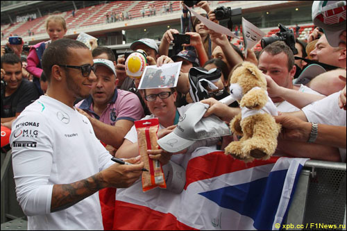 Льюис Хэмилтон раздает автографы в Барселоне