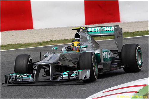 Льюис Хэмилтон на трассе в Барселоне