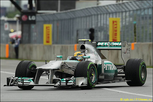 Льюис Хэмилтон на тренировках в Монреале