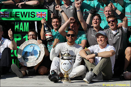 Льюис Хэмилтон празднует победу вместе с командой