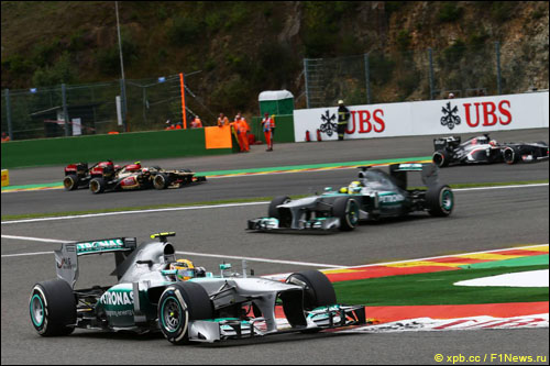 Льюис Хэмилтон опережает Нико Росберга в Гран При Бельгии 2013