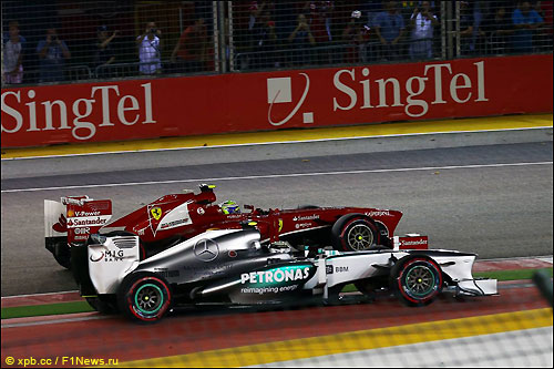 Льюис Хэмилтон борется с Фелипе Массой на трассе Гран При Сингапура